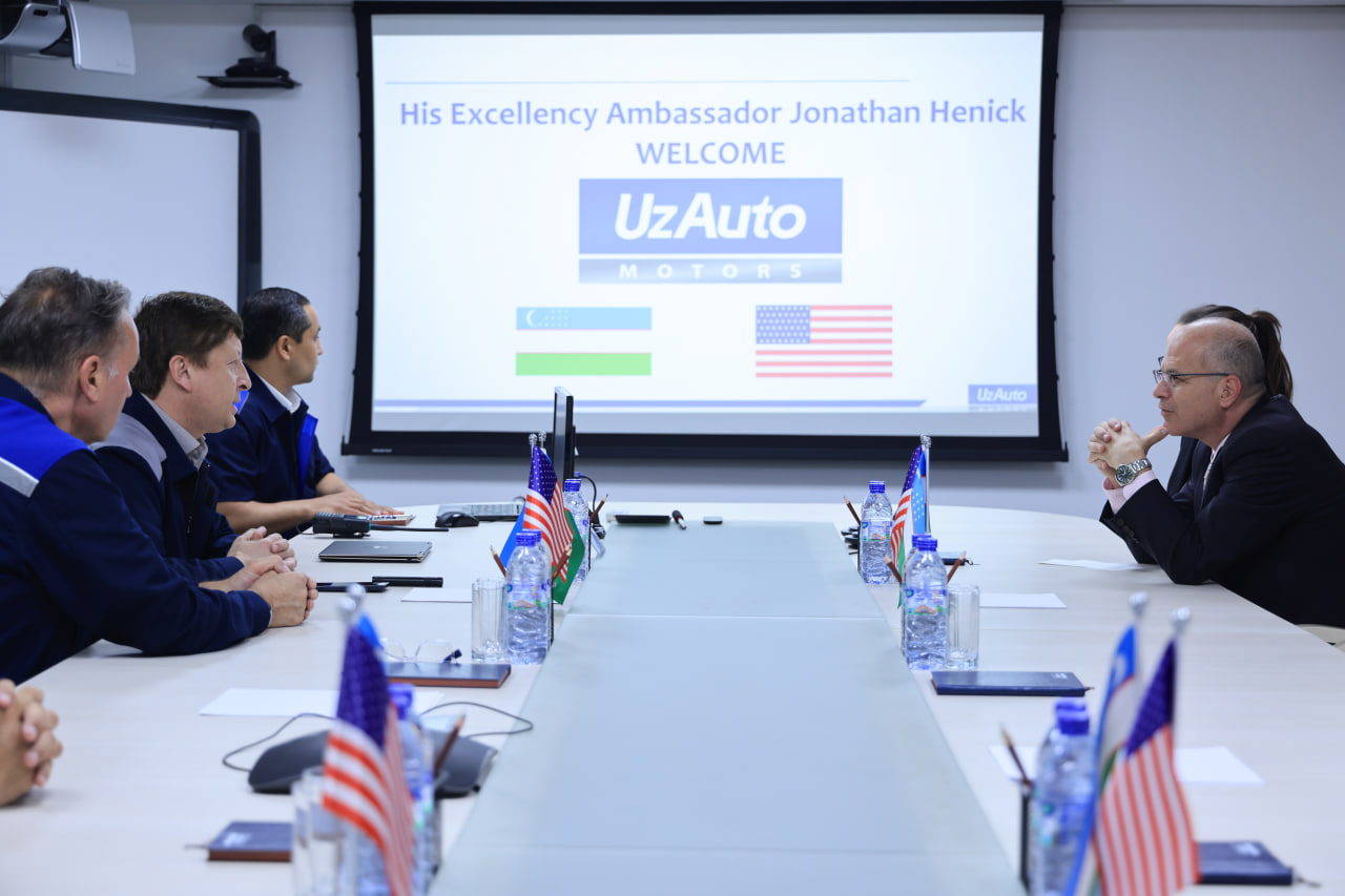 Посол США в Узбекистане Джонатан Хеник посетил завод UzAuto Motors